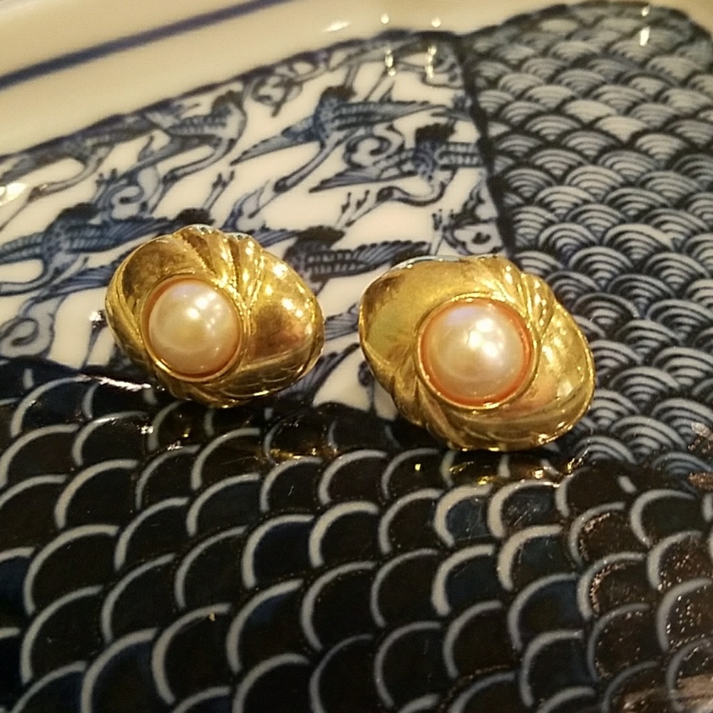 Gold and pearl tone vintage earrings!